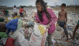 Cận cảnh cuộc sống trong bãi rác khổng lồ