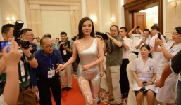 Can Lộ Lộ cùng em gái đi từ thiện