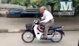 Cụ ông phóng xe máy như cưỡi ngựa đuổi theo ô tô để… trêu gái