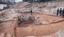 Hà Nội: Phát lộ mộ cổ trên hè phố Trần Hưng Đạo sau mưa