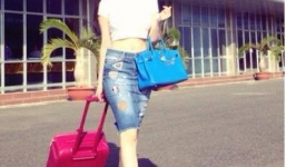 Ngọc Trinh sành điệu hút hồn ở sân bay