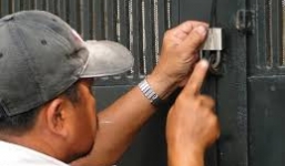 Thích nhà mặt tiền, người tâm thần phá khóa, vào ở