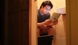 Kẹt 6 tiếng đồng hồ để giải cứu smartphone trong Toilet