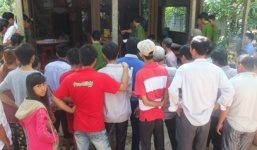 Chơi đùa lớn tiếng, cháu bé 7 tuổi bị đâm chết