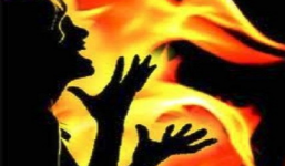 Bé gái 2 tuổi bị mẹ thiêu chết trong lô cao su