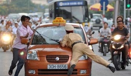 Lái xe taxi rú ga chèn xe qua bụng trung úy công an