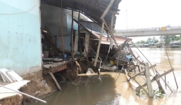 Cận cảnh hàng chục căn nhà sập xuống sông ở Hậu Giang