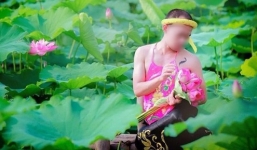 Dân mạng dậy sóng vì chàng trai mặc áo yếm chụp ảnh lả lơi bên hoa sen