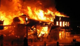 Bố mẹ khóa cửa đi làm sớm, bé gái ngủ trong nhà chết cháy