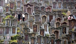 Khi đại gia tiền tỷ cũng phải 'vật vã' tìm chỗ chôn.