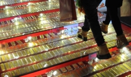 Đại gia TQ chơi ngông dùng tấn vàng lót đường