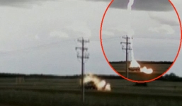 Kinh hoàng cảnh sét đánh xe tải bốc cháy trên đường