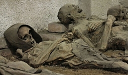 Rùng mình hầm mộ xương người hàng trăm tuổi