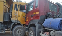 Hai xe ô tô “đấu đầu”, 2 người nguy kịch