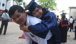 Bức ảnh bố cõng con ngày tốt nghiệp của cô giáo dạy Toán