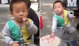 Shock với người lớn cổ vũ bé con hút thuốc lá