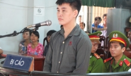 Đâm chết nhân viên quán karaoke vì cái điều khiển hư