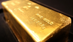 Chốt phiên đầu tuần giá vàng đảo chiều so với vàng thế giới