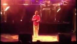 Phương Mỹ Chi ngọt ngào với 'Chiếc áo bà ba' tại Úc