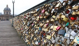 Cầu tình yêu ở Pháp sập vì... ổ khoá quá nặng