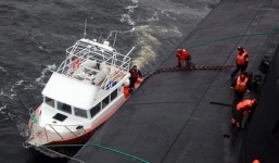 Tầu ngầm hạt nhân Nga nổi lên giữa biển cứu người gặp nạn