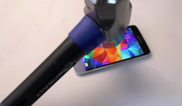 Dùng búa đập tả tơi Galaxy S5 để kiểm tra độ bền