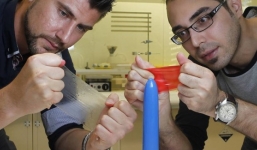 Công nghệ mới: Dùng bao cao su như không dùng