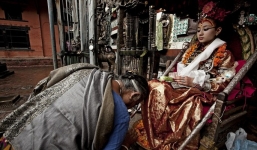 Cận cảnh cuộc sống của một thánh nữ đồng trinh