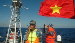 Cảnh sát biển cắt tóc, đánh bóng bàn ở Hoàng Sa