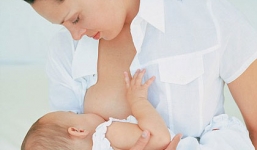 Nữ sinh cho con bú trong lễ tốt nghiệp gây xôn xao