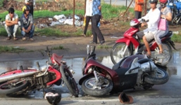 Đôi vợ chồng già dàn cảnh ăn vạ chàng trai đi xe SH giữa Sài Gòn