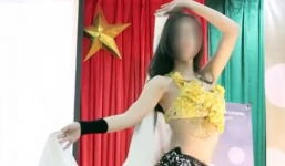 Phản cảm: Múa sexy trước quốc kỳ ở Học viện Báo chí