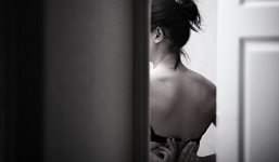 Nữ sĩ quan bị quay lén toàn bộ cảnh khỏa thân rồi tung lên facebook