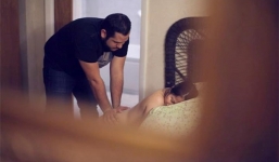 Bộ ảnh chồng đỡ đẻ cho vợ tại nhà gây xúc động