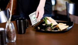 Choáng váng đại gia để lại 200 triệu tiền tip cho nhà hàng