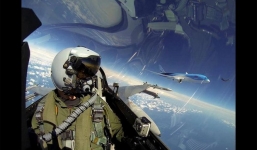 Chùm ảnh tự sướng trên siêu máy bay của phi công gây sốt