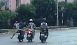 Cô gái trẻ bị 4 côn đồ đánh ngã, cướp xe ga trong cốp có nửa tỷ đồng