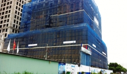 Gió lốc làm sập tường đè chết 2 công nhân