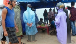 Cha quỳ khóc bên thi thể con trai chết đuối