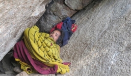 Phát hiện người đàn ông sống trong hang đá