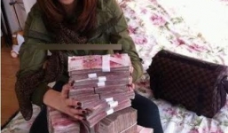 Choáng tiểu thư sành điệu liên tục khoe ảnh bên đống tiền