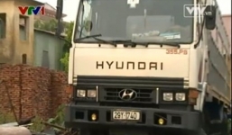 Tạm giữ xe bồn văng axit làm bỏng 6 người đi đường