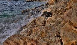 Mải tạo dáng chụp ảnh, nữ sinh 16 tuổi rơi 18 mét xuống vách đá tử vong