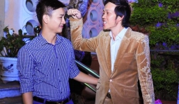 Hoài Lâm 'trẻ thơ' bên cha nuôi Hoài Linh 