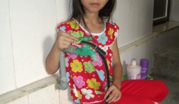 Lao xuống giếng cứu cháu bé rồi bỏ đi