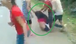 Nữ sinh bị đánh tới tấp, lột đồ giữa đường