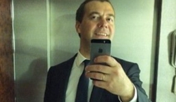 Thủ tướng Medvedev đăng ảnh 'tự sướng' gây sốt