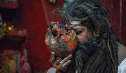 Cận cảnh bộ tộc “ăn thịt” người chết, uống rượu bằng đầu lâu