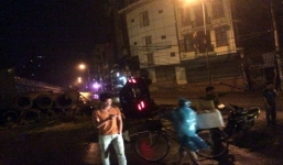 Xe sang Mercedes lật nghiêng như phim hành động trong đêm mưa Hà Nội