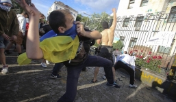 Người dân Ukraine đập phá, tấn công đại sứ quán Nga 